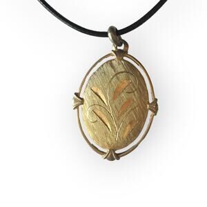 Vintage textured gold tone floral pendant necklace